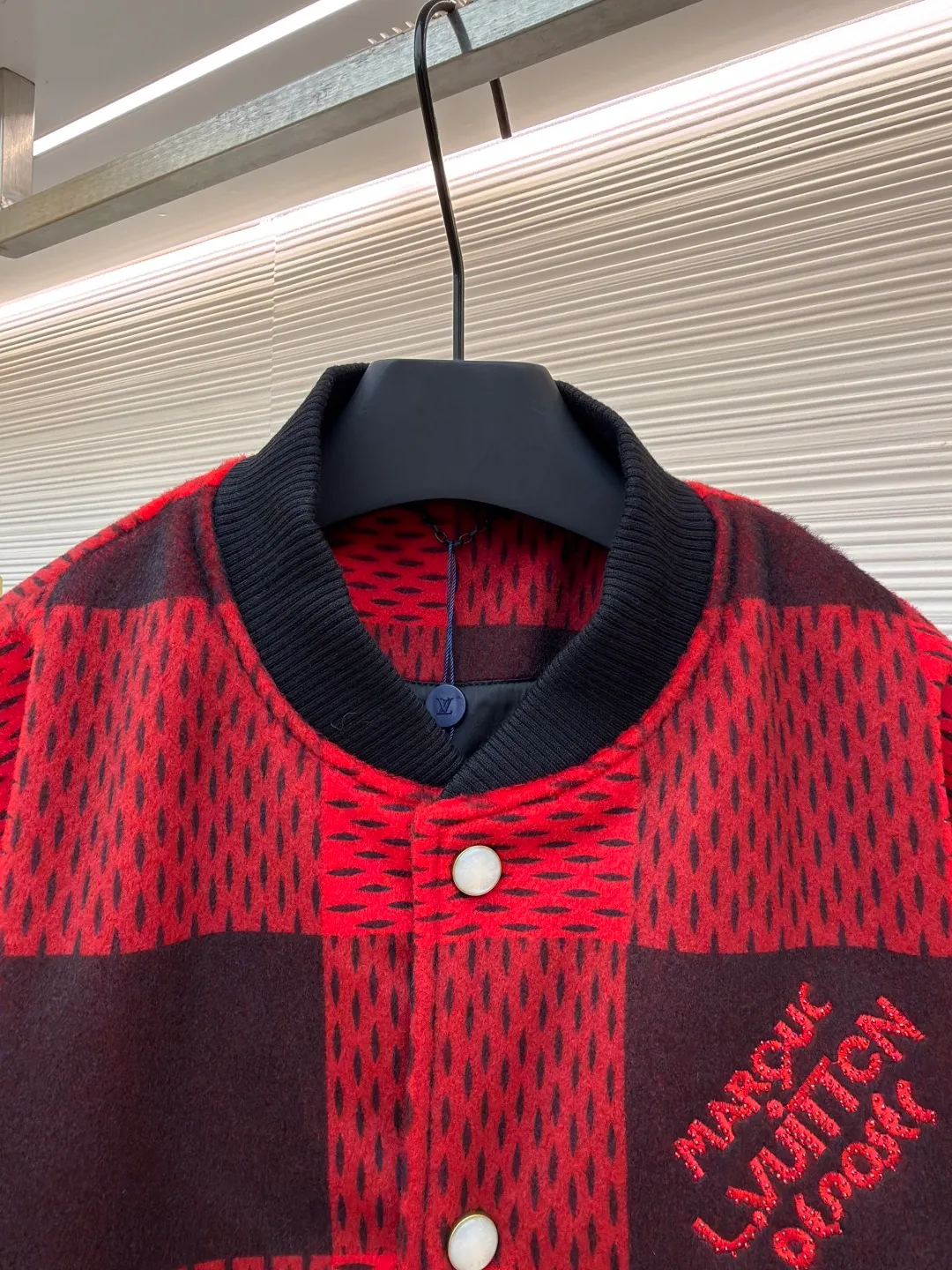 LOUIS VUITTON Plaid Logo Letter Beaded Embroidery Jacket ●Original version: Purchased and developed by 45646 ●Item number: 1681758-B95 ●Fabric: wool blended fabric ●Technology: Beaded embroidery production ●Color: red and black plaid ●Version: Fitted version ●Weight: about 1250 grams ●Size: 46-48-50-52 ●Description: The main body is made of contrasting plaid knitted fabric, with texture levels created through jacquard weaving technology. It is soft to the touch and has a crisp silhouette; the sleeves are spliced with matte leather and treated with scratch-resistant and wear-resistant treatment, giving it both texture and durability. The body of the garment is decorated with the brand's letter logo, using three-dimensional embroidery technology, with bright colors and clear texture to enhance recognition. The version is designed with a fitted baseball collar and is equipped with pearl button closure, making it easy to put on and take off. The ribbed collar, cuffs and hem enhance the fit and take into account windproofness and casual feel. The splicing of the whole garment adopts precision locking technology, with no exposed threads, and the size is measured manually (an error of 1-3CM is normal). The craftsmanship balances the softness of knitting and the toughness of leather, presenting the brand's trendy and advanced style. The overall wiring is straight and delicate, the fabric is comfortable and soft, and the color is consistent without color difference. It can be matched with the same style to create a fashionable look and control various occasions. Customized accessories, complete with three standards, same style for men and women!